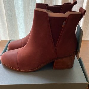 NWT TOMS leather esme chelsea boots Burnt Henna (brownish burgundy) wmns 7.5